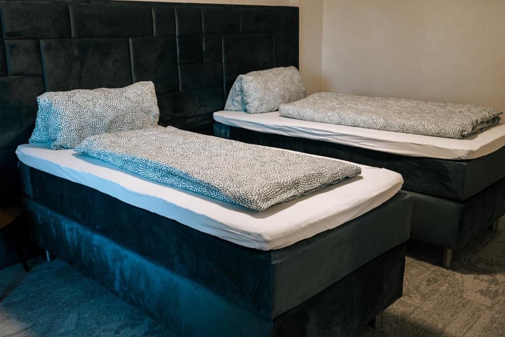 Schlafzimmer mit zwei Einzelbetten in einem Apartment des dillhotel Ilsede