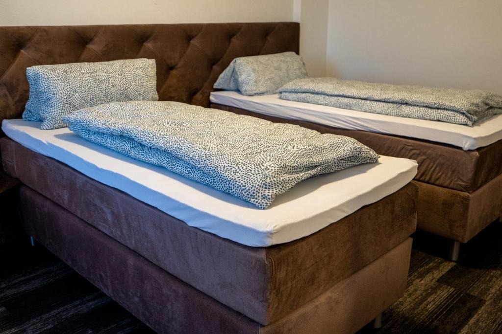 Zweites Schlafzimmer mit zwei Einzelbetten in einem Apartment des dillhotel Ilsede