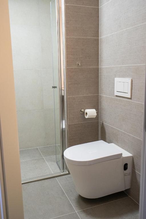 Eigenes Bad mit Dusche und WC in einem Apartment des dillhotel Ilsede