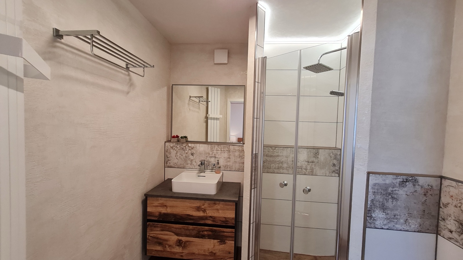 Eigenes Bad mit Dusche und Waschbecken in Zimmer 5