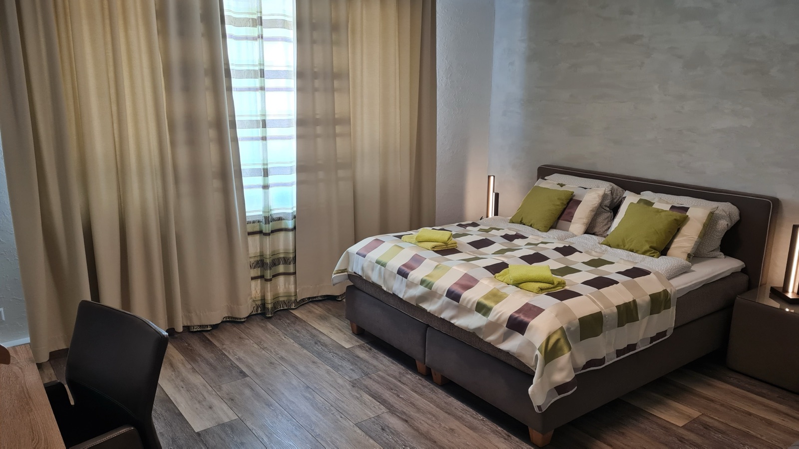Arbeitsplatz mit Schreibtisch und Stuhl neben dem Bett in Zimmer 6