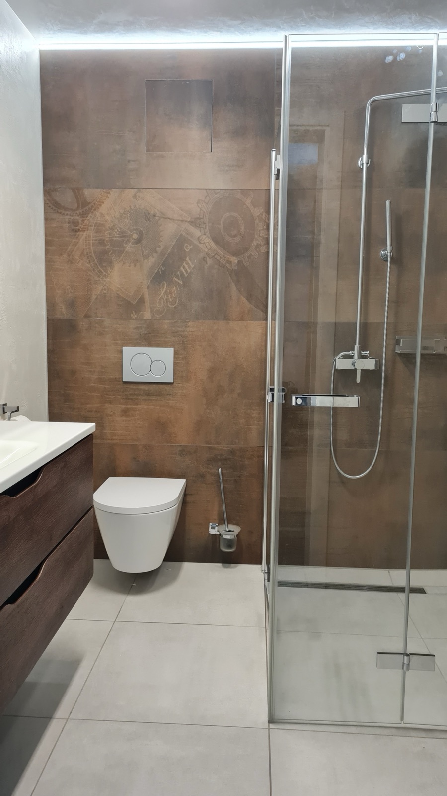 Dusche und WC im eigenen Bad von Zimmer 6