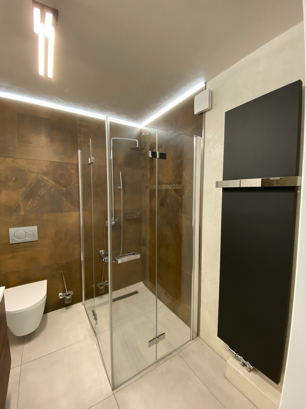 Bodengleiche Dusche im Bad von Zimmer 6