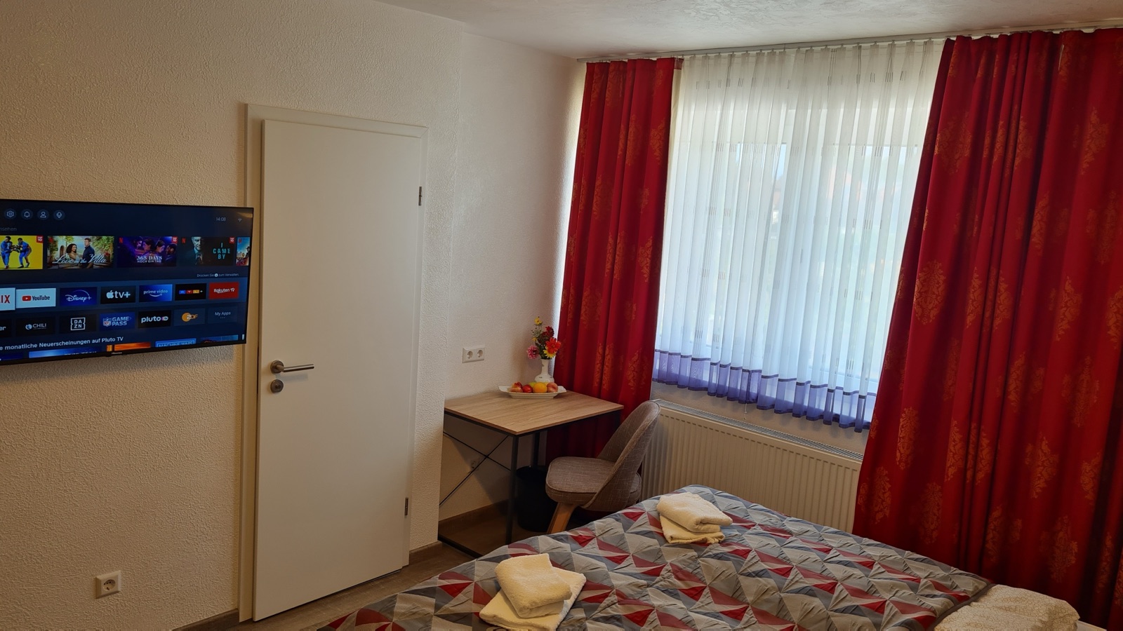 Esstisch am Fenster mit Fernseher in Zimmer 7