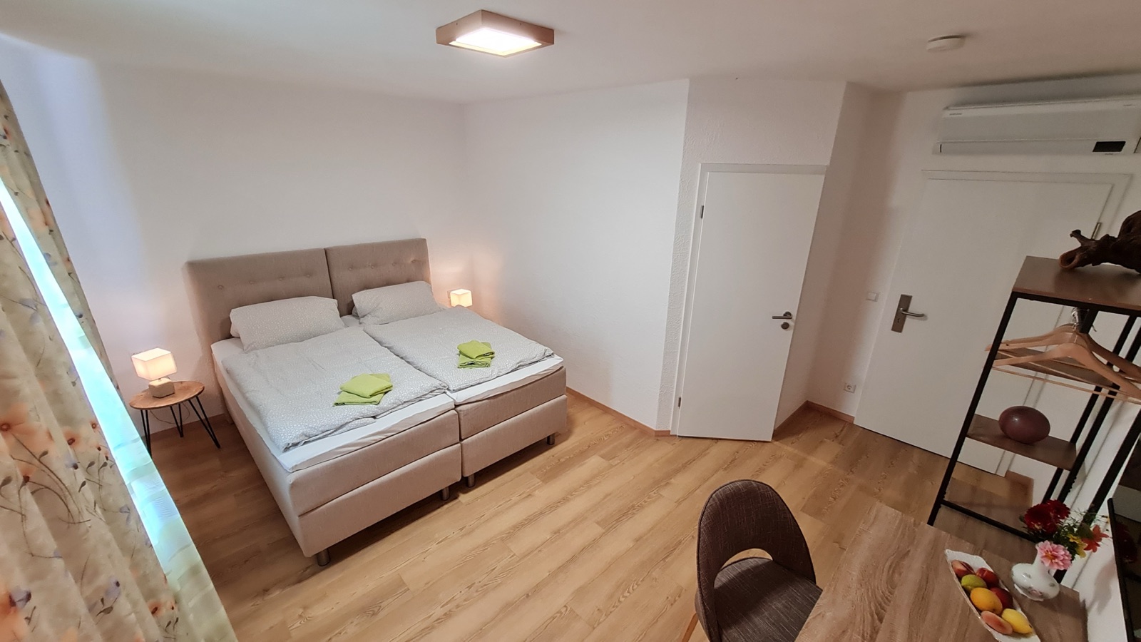 Zwei Einzelbetten auf hellem Holzboden in Zimmer 8