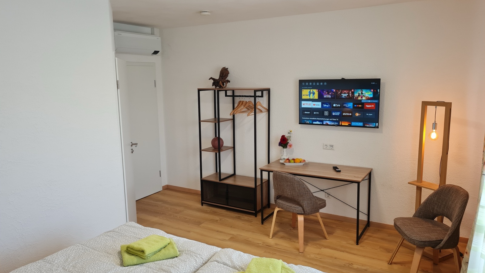 Schreibtisch mit Stuhl und Fernseher in Zimmer 8