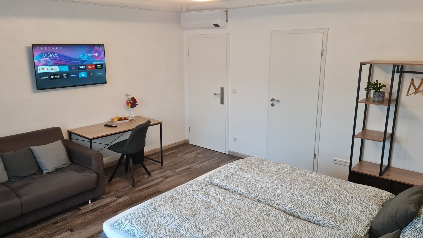 Blick über Sofa und Essplatz auf das Bett in Zimmer 9
